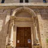 Costeggiando invece il lato settentrionale dell�edificio che affaccia su via Vittorio Veneto, salta subito all�occhio il secondo portone, detto �dei Leoni�